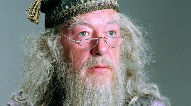 Reflexão 06 de Abril 2024 Alvo Dumbledore - Personagem fictício de um diretor da escola de magia Hogwarts, na série Harry Potter. Reflexão 06 de Abril 2024 Foz em Destaque