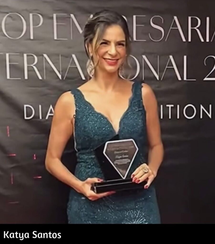 KATYA SANTOS é apresentadora de TV graduada em jornalismo, com pós-graduação em jornalismo televisivo.
Apresentadora do programa Foz Mulher de Foz do Iguaçu, dedicado a destacar e enaltecer o trabalho de diversas mulheres em suas respectivas áreas, promovendo o crescimento e a importância da mulher no âmbito empresarial. Produtora de conteúdo com a marca Acontece.