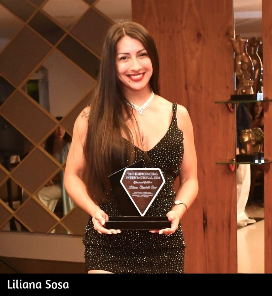 LILIANA SOSA é docente em Ciências Políticas. Também tem sua própria academia "Lili Academy Lash Trainer". Conta com mais de 10 certificações internacionais e nacionais.