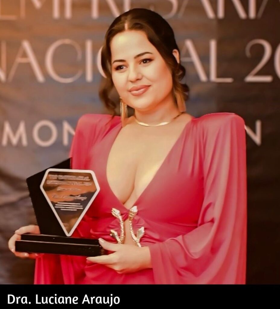 Doutora LUCIANE ARAÚJO é uma profissional multifacetada, Licenciada em Odontologia, Implantodontia, Reabilitação oral e estética do sorriso. Especialista em Harmonização Orofacial. Mentora de cursos de harmonização facial na área estética e funcional, microcirurgia facial e cirurgia bucal menor. Proprietária da Implanto Doctor, Clínica Odontológica, localizada no centro da cidade de Foz do Iguaçu, Brasil.