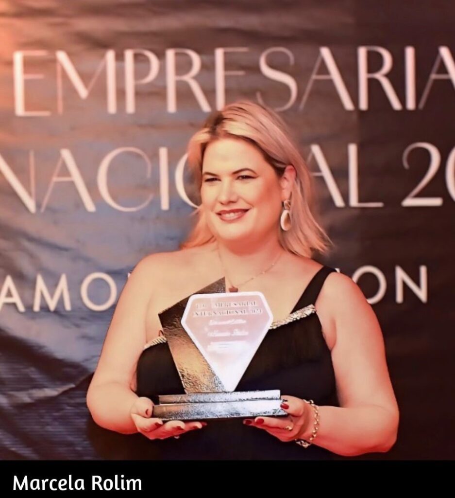MARCELA ROLIM é chef profissional, mãe, empresária, apaixonada pela vida e pelo arte culinário.
Proprietária do restaurante Olea del Este localizado no Shopping del Este, proporcionando uma experiência gastronômica única e inesquecível.
Também possui outros empreendimentos, como La Wayaba Lounge na cidade de Hernandarias e o Hotel Katueté localizado no Departamento de Canindeyu, no município de Katueté.