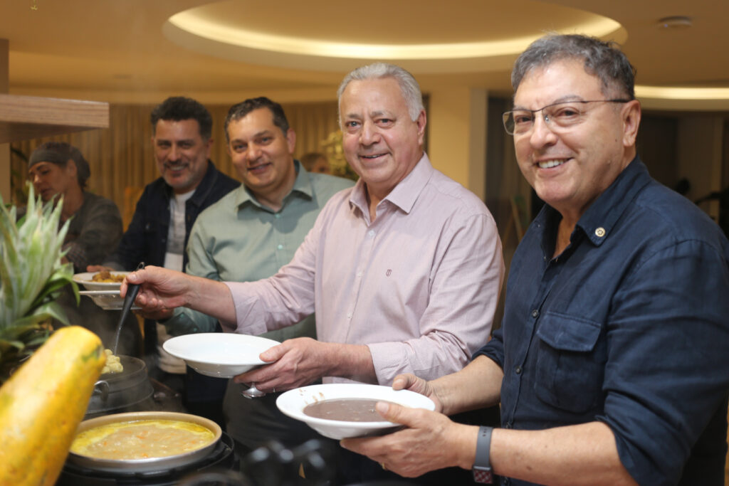 Exposição “Almas em Cores” de Orlando Rodrigues é Sucesso e Enaltece a Cena Cultural de Foz do Iguaçu
Foz Plaza Hotel